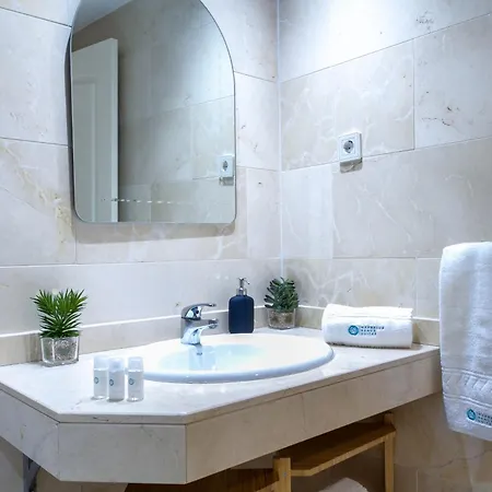 Marbella Banus Suites - Banus - Terrazas De Banus Urb- Premium 2Br - 2Ba - Redecorated - Brand-New Furniture - Outdoor Terrace - Heart Of Puerto Banus - Steps From Marina, Beach & El Corte Ing Luxury Shopping - Pools & Garden Solarium- Ideal For Fami