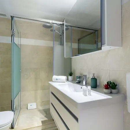 Marbella Banus Suites - Banus - Terrazas De Banus Urb- Premium 2Br - 2Ba - Redecorated - Brand-New Furniture - Outdoor Terrace - Heart Of Puerto Banus - Steps From Marina, Beach & El Corte Ing Luxury Shopping - Pools & Garden Solarium- Ideal For Fami *