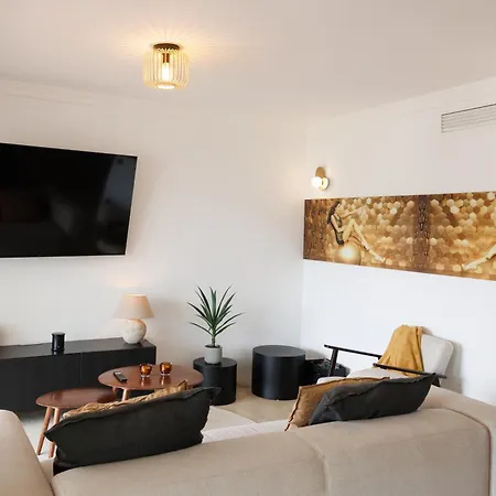 Banus - Banus - Terrazas De Banus Urb- Premium 2br - 2ba - Redecorated - Brand-new Furniture - Outdoor Terrace - Heart Of Puerto Banus - Steps From Marina, & El Corte Ing Luxury Shopping - Pools & Garden Solarium- Ideal For Fami アパート マルベーリャ