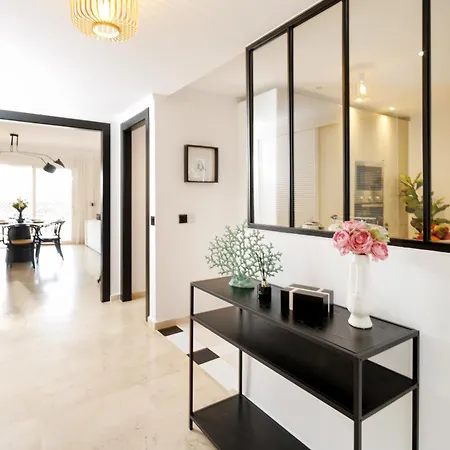アパート Banus - Banus - Terrazas De Banus Urb- Premium 2br - 2ba - Redecorated - Brand-new Furniture - Outdoor Terrace - Heart Of Puerto Banus - Steps From Marina, & El Corte Ing Luxury Shopping - Pools & Garden Solarium- Ideal For Fami マルベーリャ