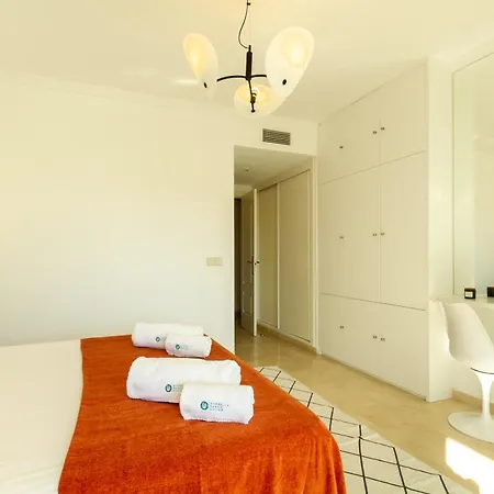 Apartamento Marbella Banus Suites - Banus - Terrazas De Banus Urb- Premium 2Br - 2Ba - Redecorated - Brand-New Furniture - Outdoor Terrace - Heart Of Puerto Banus - Steps From Marina, Beach & El Corte Ing Luxury Shopping - Pools & Garden Solarium- Ideal For Fami *