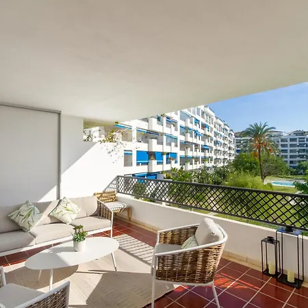 Marbella Banus Suites - Banus - Terrazas De Banus Urb- Premium 2Br - 2Ba - Redecorated - Brand-New Furniture - Outdoor Terrace - Heart Of Puerto Banus - Steps From Marina, Beach & El Corte Ing Luxury Shopping - Pools & Garden Solarium- Ideal For Fami Apartamento *