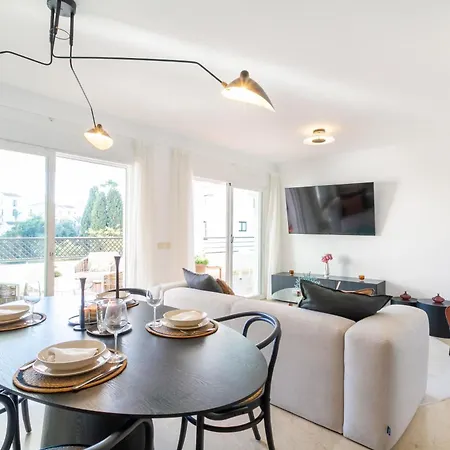 Marbella Banus Suites - Banus - Terrazas De Banus Urb- Premium 2Br - 2Ba - Redecorated - Brand-New Furniture - Outdoor Terrace - Heart Of Puerto Banus - Steps From Marina, Beach & El Corte Ing Luxury Shopping - Pools & Garden Solarium- Ideal For Fami * Marbella